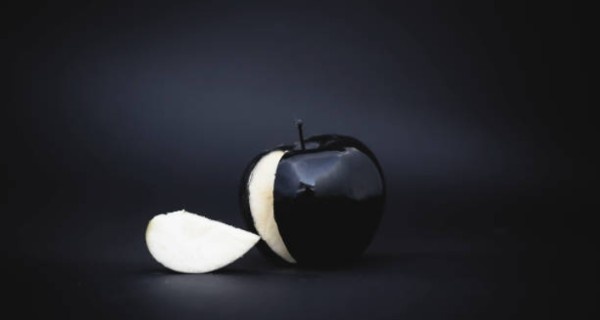 Black Apple – काले रंग का यह सेब क्यों बना हेल्थ और रहस्य का सिंबल?